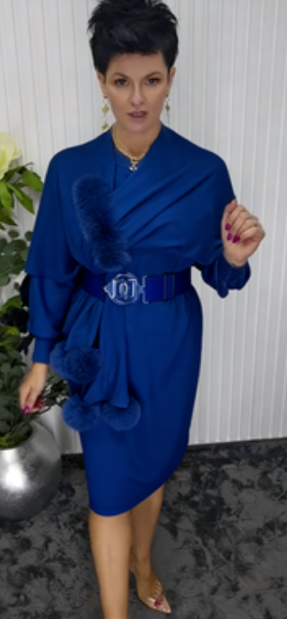 Suknelė ilgomis rankovėmis ir apvalia iškirpte, su pliušiniais elementais dekoruota skara.-LT