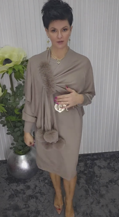 Φόρεμα με μακριά μανίκια και στρογγυλή λαιμόκοψη, με σάλι διακοσμημένο με βελούδινα στοιχεία.-GR