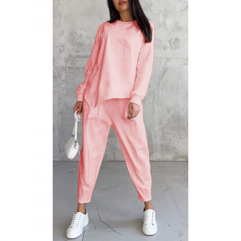 Conjunto femenino compuesto por una blusa de manga larga y pantalones con bajo irregular.-ES