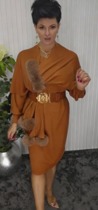 Φόρεμα με μακριά μανίκια και στρογγυλή λαιμόκοψη, με σάλι διακοσμημένο με βελούδινα στοιχεία.-GR