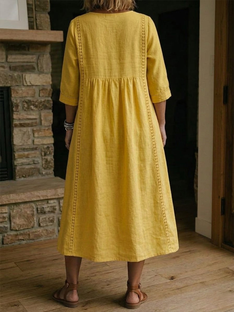 Un vestido holgado e informal confeccionado en lino y algodón con ribete de encaje.-ES