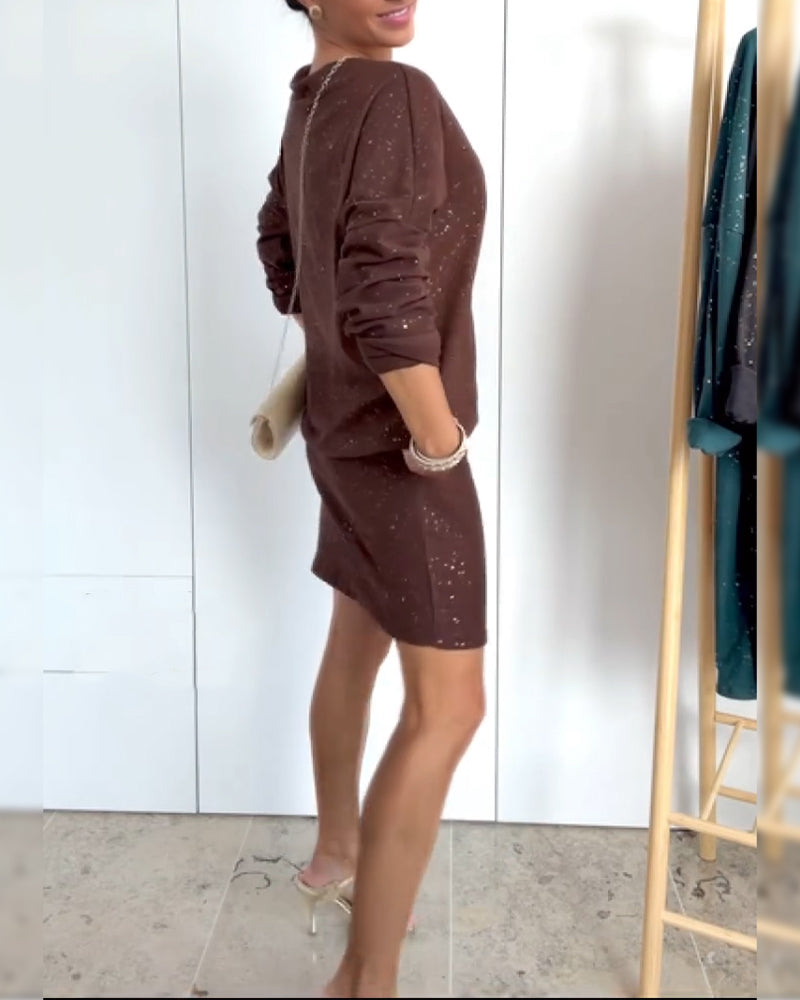 Ένα φόρεμα με στρογγυλή λαιμόκοψη και λεπτό μπροκάρ-GR