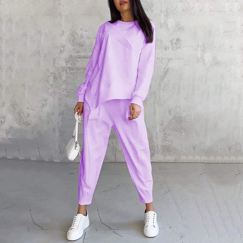 Conjunto femenino compuesto por una blusa de manga larga y pantalones con bajo irregular.-ES