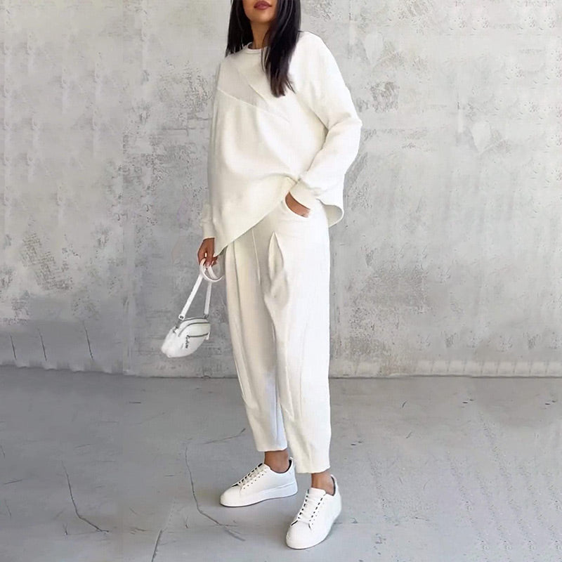 Conjunto femenino compuesto por una blusa de manga larga y pantalones con bajo irregular.-ES