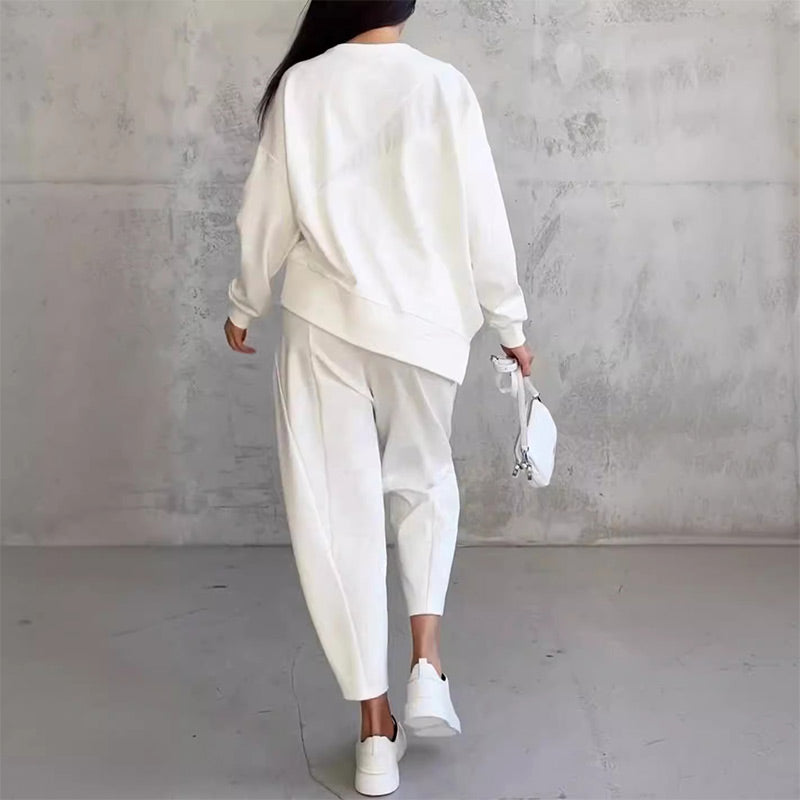 Conjunto femenino compuesto por una blusa de manga larga y pantalones con bajo irregular.-ES