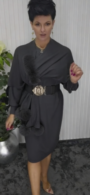 Φόρεμα με μακριά μανίκια και στρογγυλή λαιμόκοψη, με σάλι διακοσμημένο με βελούδινα στοιχεία.-GR