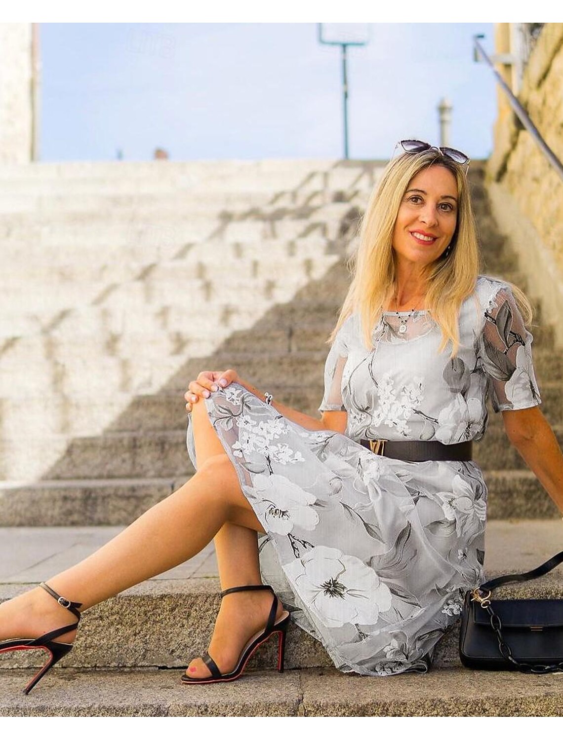 Vestido midi de cuello redondo de malla con estampado floral-ES