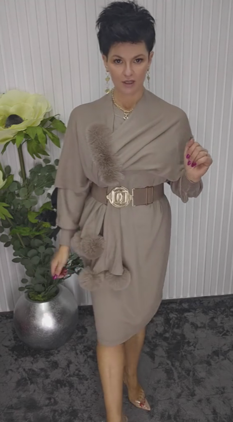 Φόρεμα με μακριά μανίκια και στρογγυλή λαιμόκοψη, με σάλι διακοσμημένο με βελούδινα στοιχεία.-GR