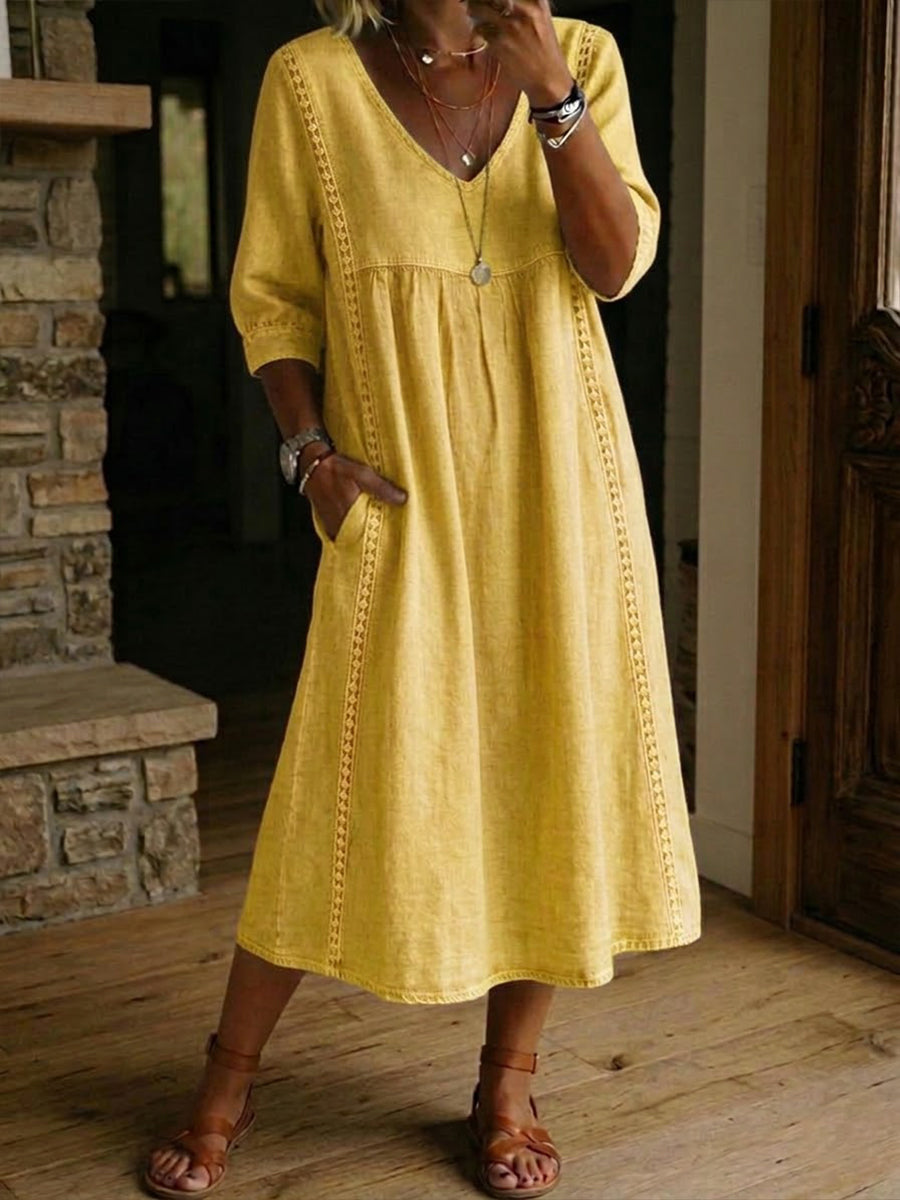 Un vestido holgado e informal confeccionado en lino y algodón con ribete de encaje.-ES