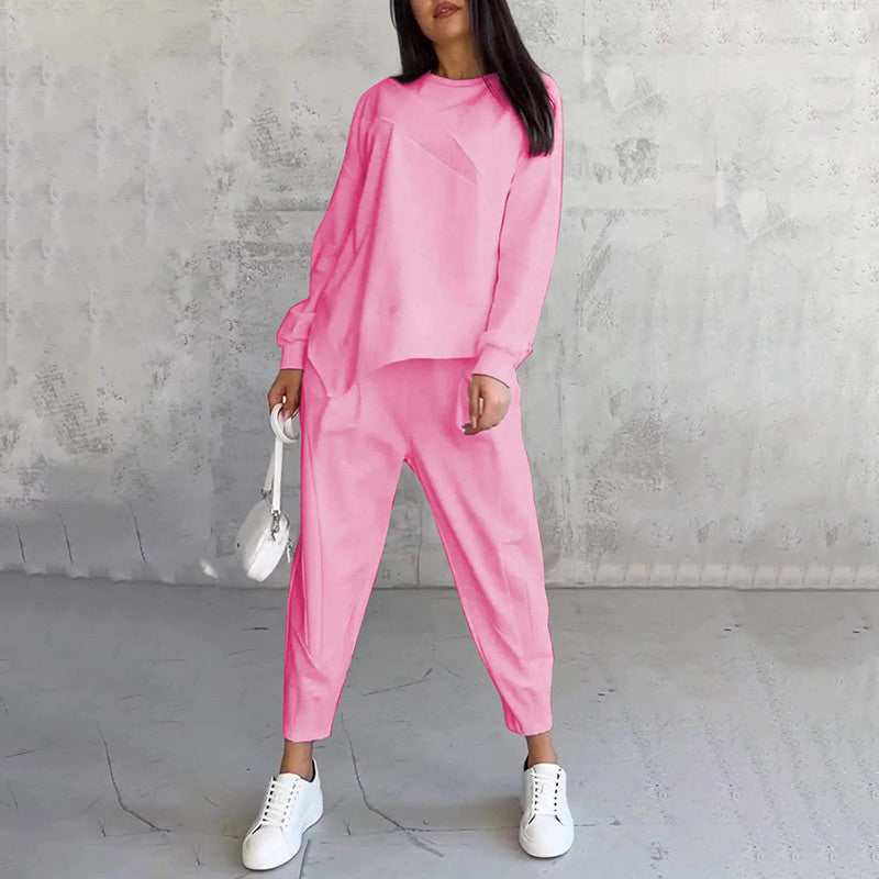 Conjunto femenino compuesto por una blusa de manga larga y pantalones con bajo irregular.-ES
