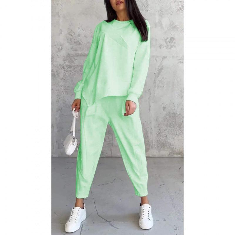 Conjunto femenino compuesto por una blusa de manga larga y pantalones con bajo irregular.-ES