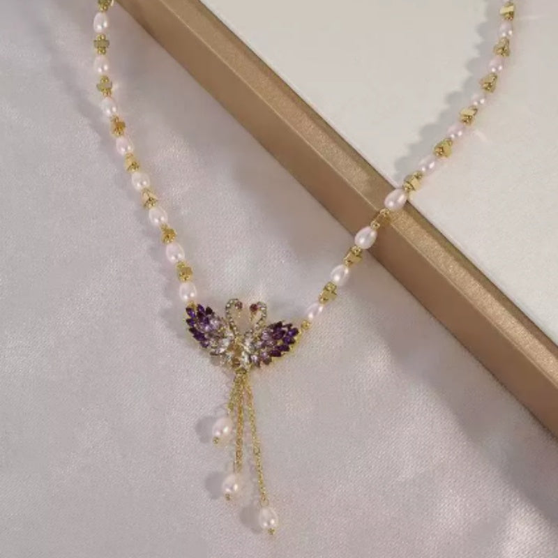 Collar doble de cisnes con colgante en color morado.-ES